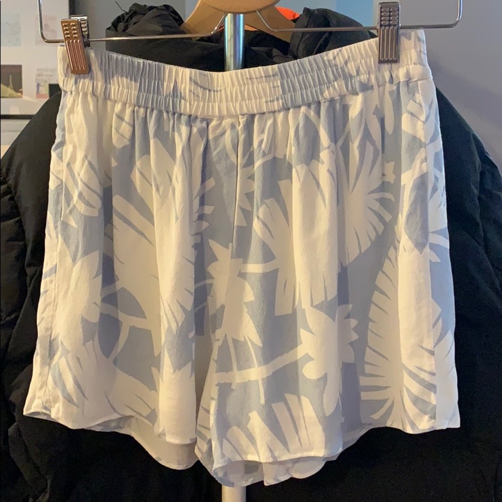 Wilfred Free Tropical Print Flowy Shorts